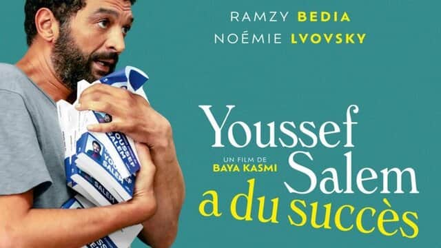 Affiche de « Youssef Salem a du succès » avec un homme tenant des livres contre sa poitrine.