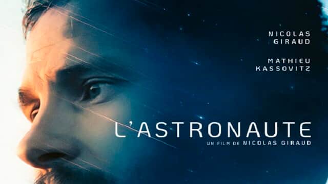 Affiche de « L'ASTRONAUTE » avec un visage d'homme éclairé par une lumière bleutée.
