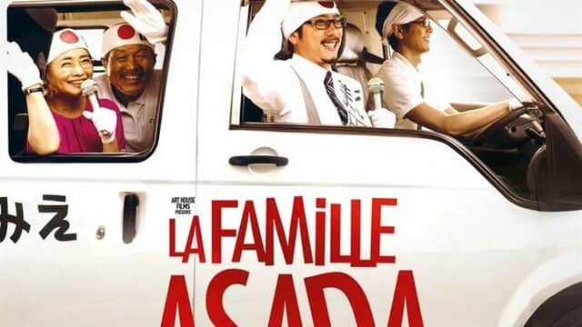 Affiche de « LA FAMILLE ASADA » avec quatre personnes souriantes dans une camionnette blanche.