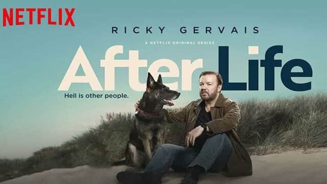 Affiche de « After Life » avec un homme assis dans l'herbe à côté d'un chien.