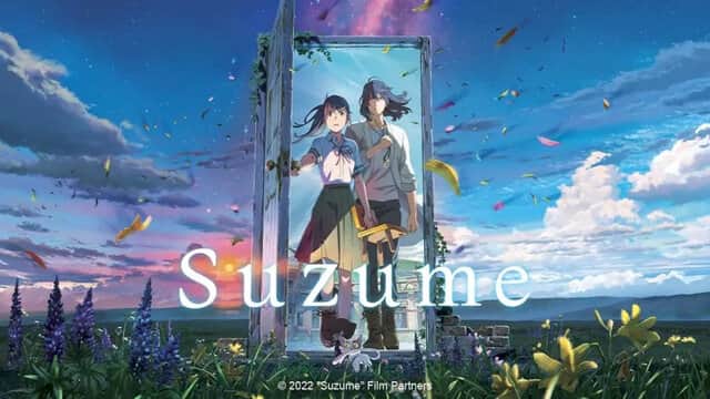 Affiche de « Suzume » avec deux personnages devant une porte ouverte dans un paysage fleuri et ciel étoilé.