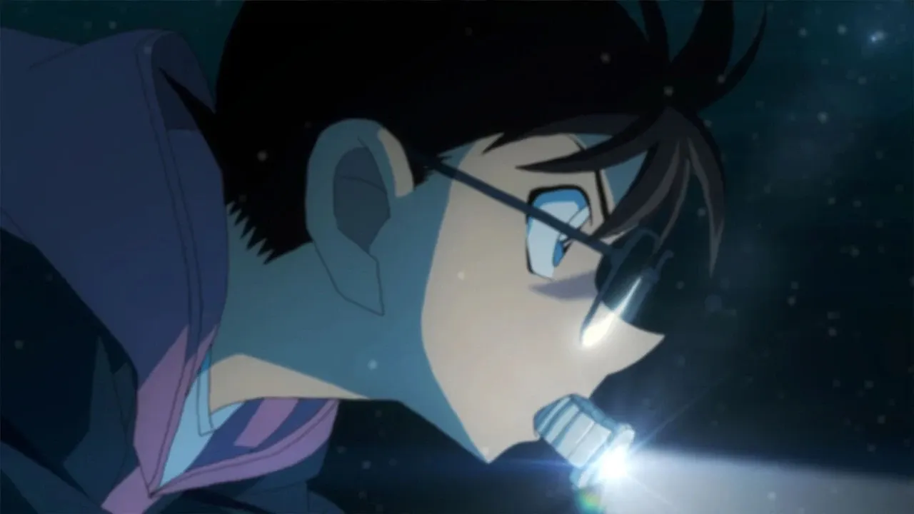 Un personnage d’animation nage sous l’eau avec une lampe allumée devant lui.