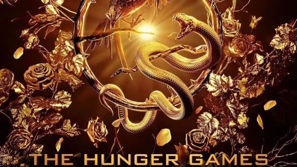 Affiche de « THE HUNGER GAMES » avec un serpent doré entouré de roses et d'un oiseau.