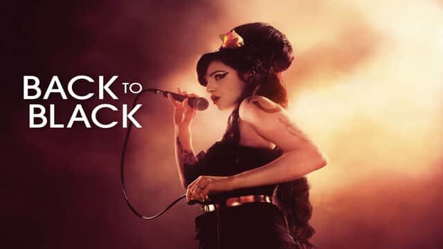Affiche de « BACK TO BLACK » avec une femme chantant au micro dans une lumière dorée.