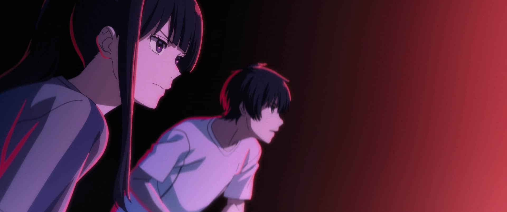 Deux personnages d’animation, une jeune femme et un jeune homme, avancent dans une lumière rouge.