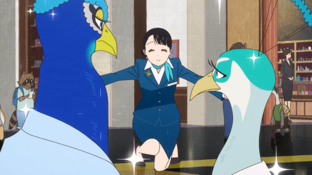 Une jeune femme en uniforme bleu entre deux grands oiseaux anthropomorphes dans un intérieur.