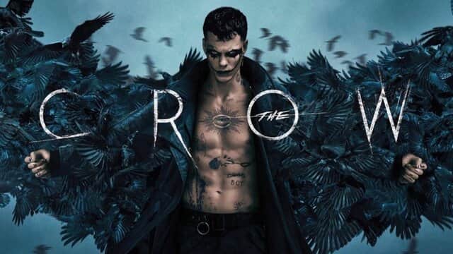Affiche de « THE CROW » avec un homme torse nu entouré de corbeaux.