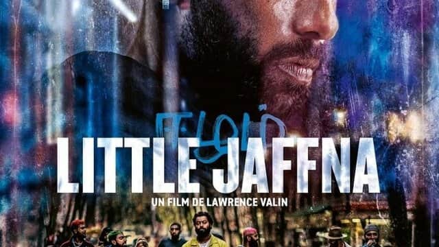 Affiche de « LITTLE JAFFNA » avec un gros plan d'un visage masculin et un groupe de personnes en arrière-plan.