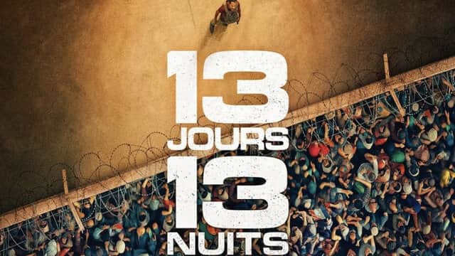 Affiche de « 13 JOURS 13 NUITS » avec une personne seule face à une foule derrière une clôture barbelée.