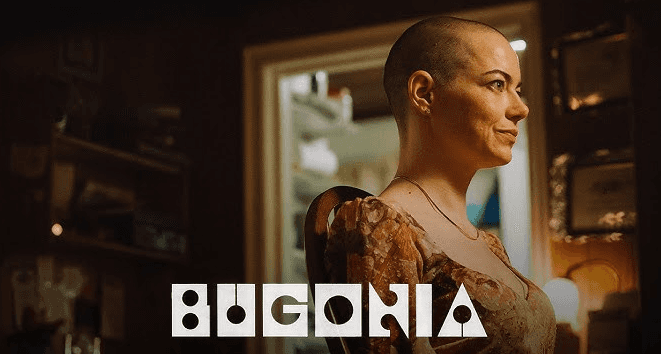 Affiche de « BUGONIA » avec une femme au crâne rasé souriant de profil.