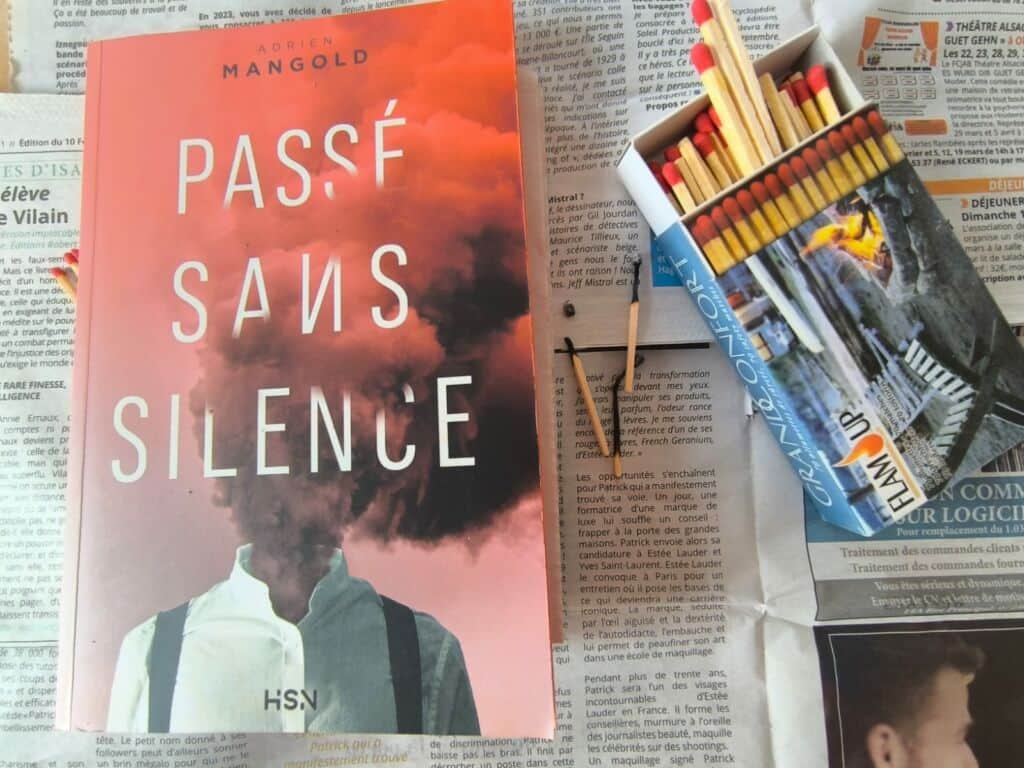 Affiche de « PASSÉ SANS SILENCE » montrant deux personnes aux têtes remplacées par des nuages de fumée.